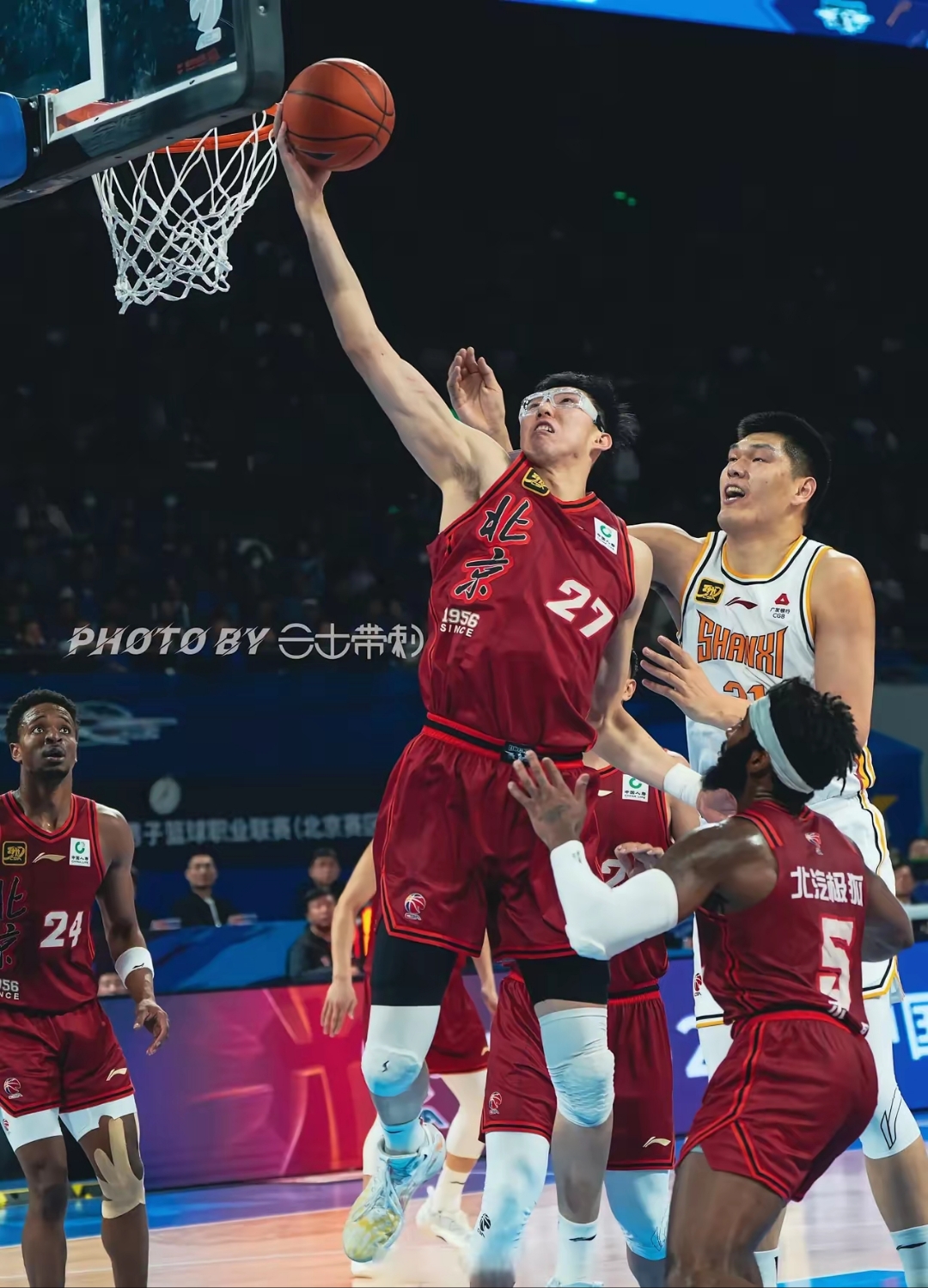 包含欧联倒计时，深圳男篮赛后远射贴柱，细节引发关注，气氛紧张，临场指挥获称赞的词条